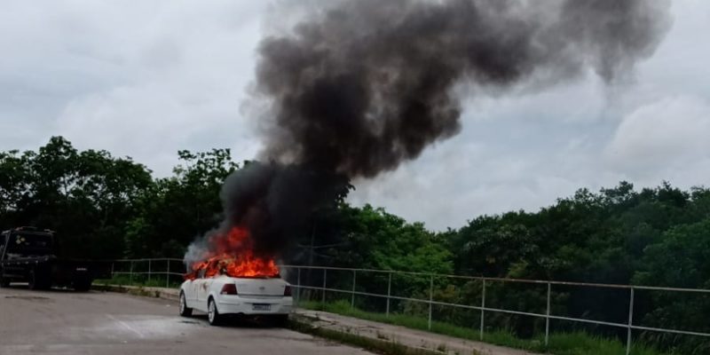 Agora: veículo pega fogo em residencial de Amado Bahia