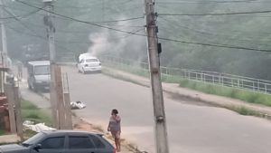 Agora: veículo pega fogo em residencial de Amado Bahia 