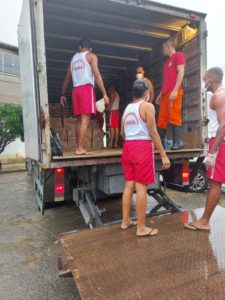 Rodovias: PMs policiam e transportam mantimentos aos atingidos pela chuva