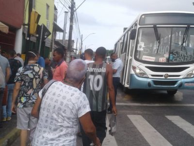 Suspeito é espancado por populares ao tentar assaltar ônibus em Simões Filho