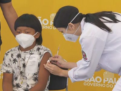Indígena de 8 anos é primeira criança vacinada contra covid-19 no Brasil