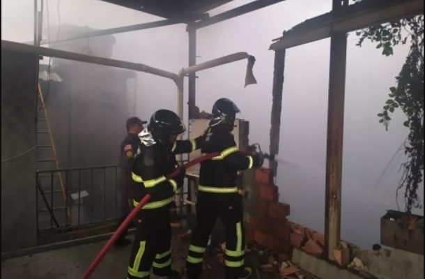 Prédio pega fogo em Camaçari; quatro imóveis são evacuados