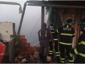 Prédio pega fogo em Camaçari; quatro imóveis são evacuadosega fogo em Camaçari; quatro imóveis são evacuados